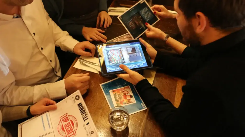 Équipe en mission extérieure avec tablette — Escape Game Mindfall Deauville