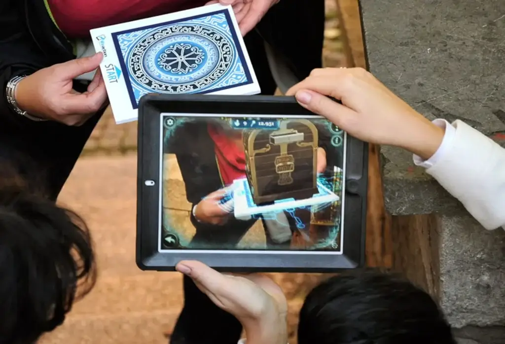 Équipe en famille avec tablette magique — Escape Game extérieur Portail Magique Deauville
