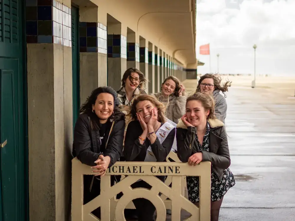 Shooting photo d'EVJF sur les planches de Deauville